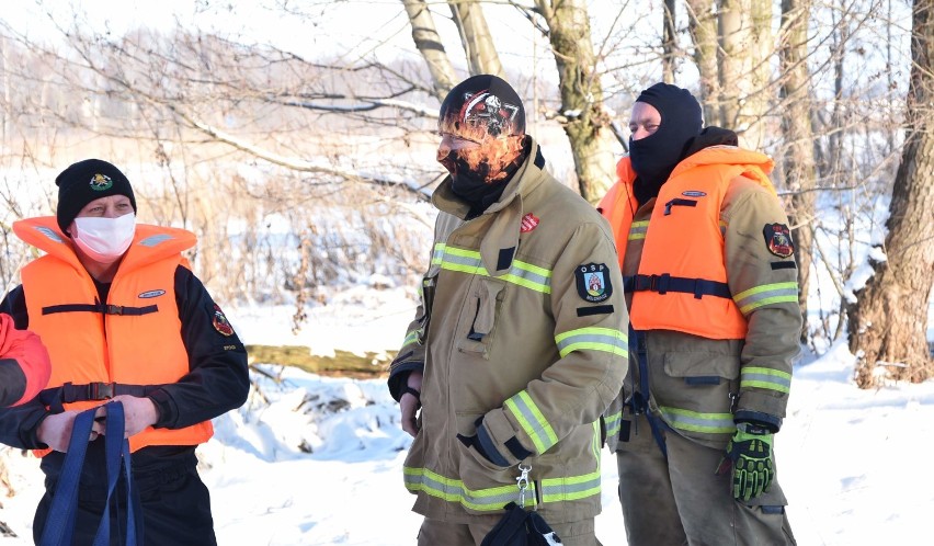 Malbork. Ćwiczenia straży pożarnej na zamarzniętym Nogacie [ZDJĘCIA]. Tak się ratuje ludzi z lodowatej wody