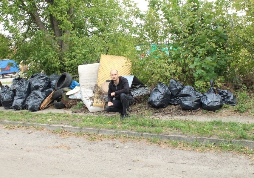 Bydgoski policjant po pracy „sprząta swój kawałek Polski”. Zebrał już sporo śmieci