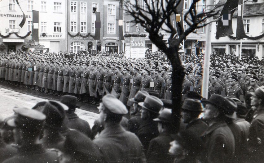 Apel nazistów na szczecineckim Rynku przed ratuszem