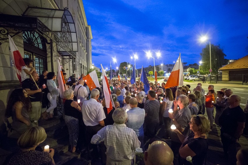 Protest przed sądem w Tarnowie. Manifestujący domagają się trzeciego veto [ZDJĘCIA]