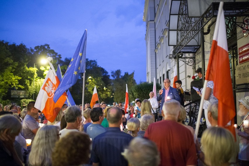 Protest przed sądem w Tarnowie. Manifestujący domagają się trzeciego veto [ZDJĘCIA]
