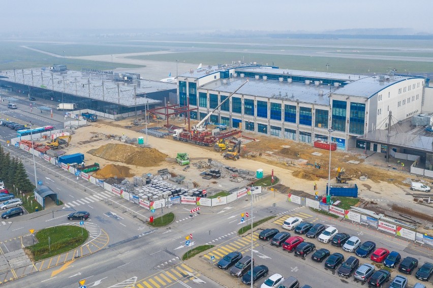 Rozbudowa terminala B od strony parkingu, zdjęcie z drona -...