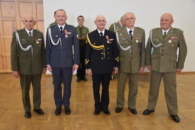 Święto Wojska Polskiego 2022 w Pleszewie. Święto Wojska Polskiego z odznaczeniami i medalami