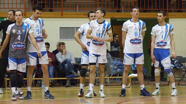 Ci zawodnicy to już historia kęckiej siatkówki, od lewej: Bartosz Mariański, Wiktor Macek, Jarosław Macionczyk, Mateusz Ogrodniczuk, Karol Behrendt. Nadal w Kętach jest Mateusz Błasiak (pierwszy z prawej).