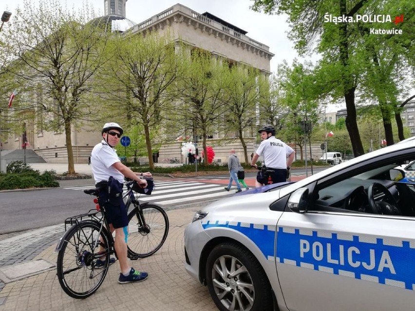 Katowiccy policjanci patrolują miasto na rowerach [ZDJĘCIA]