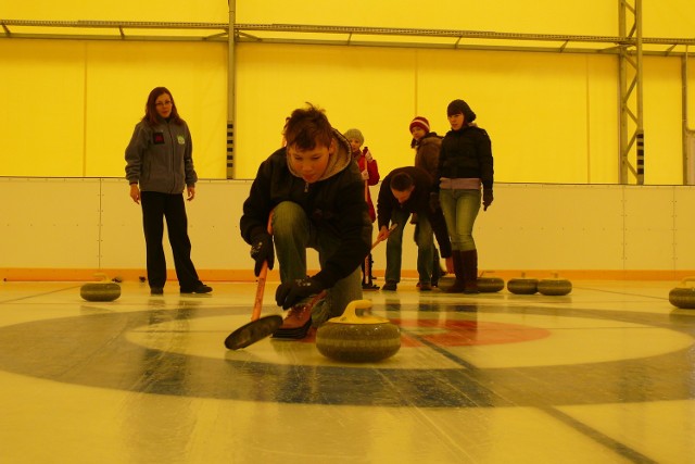 Zasad curlingu będzie się można nauczyć na lodowisku powiatowym w Bełchatowie