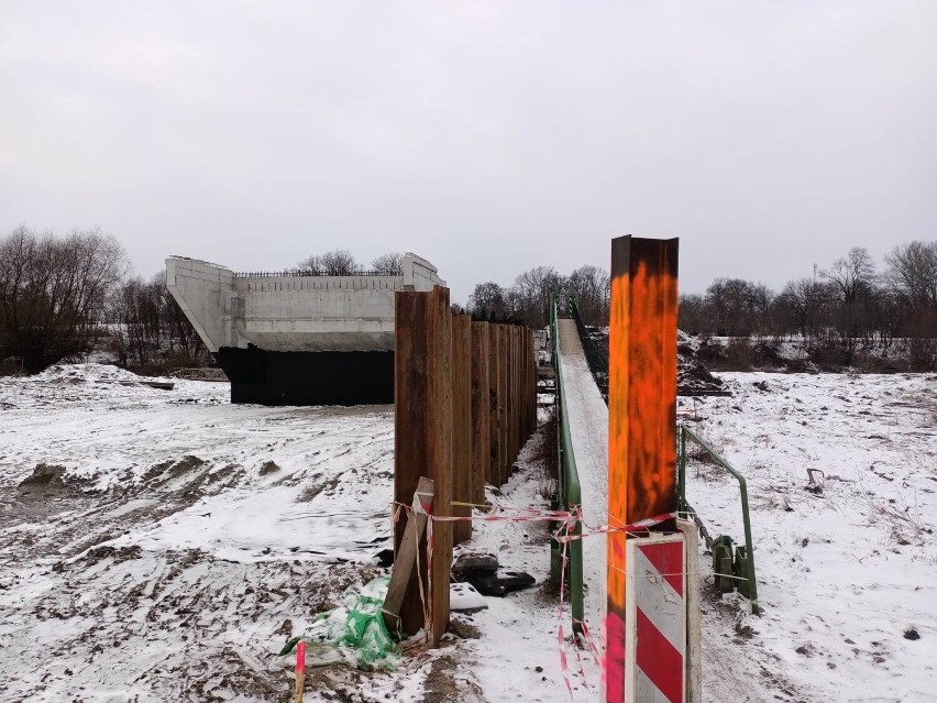 Zobacz, jak postępuje budowa nowego mostu na Sanie między Nizinami a Chałupkami Dusowskimi koło Przemyśla