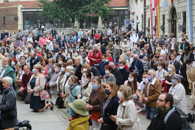 Boże Ciało 2020. Wrocławianie nie boją się wirusa i tłumnie uczestniczą w procesjach