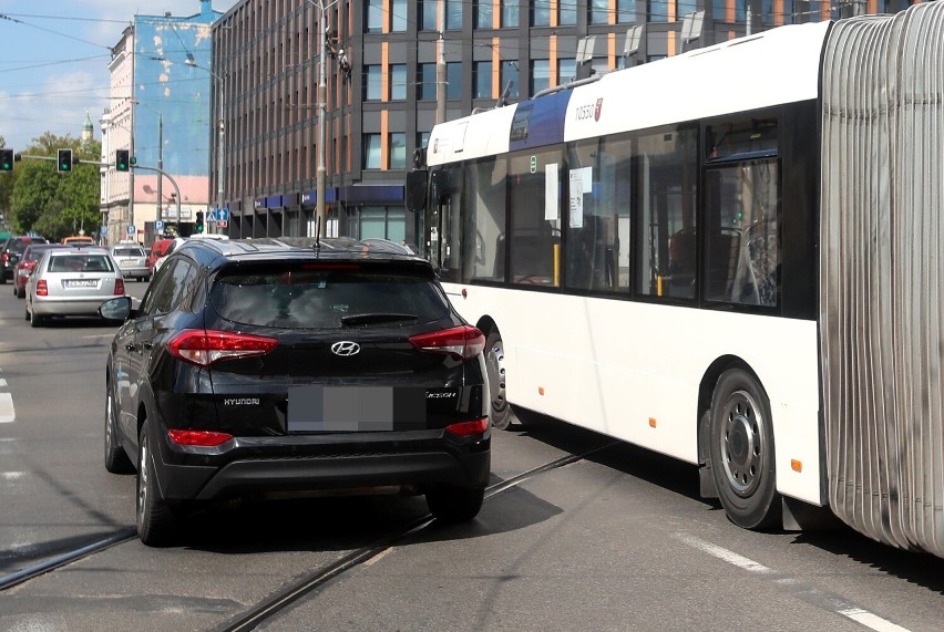 Komunikacja miejska w Szczecinie: Autobusy stoją w korkach mimo torowisk, po których miały jeździć