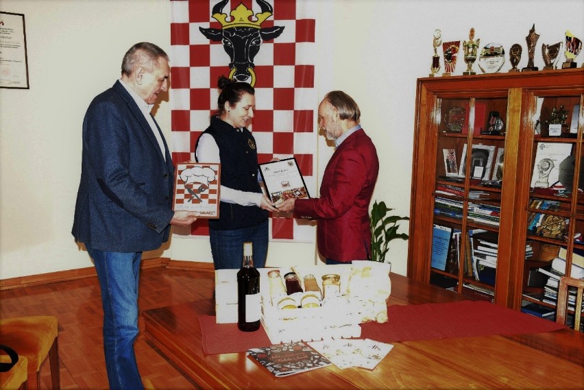 Od lewej stoją: wicestarosta kaliski Zbigniew Słodowy,...