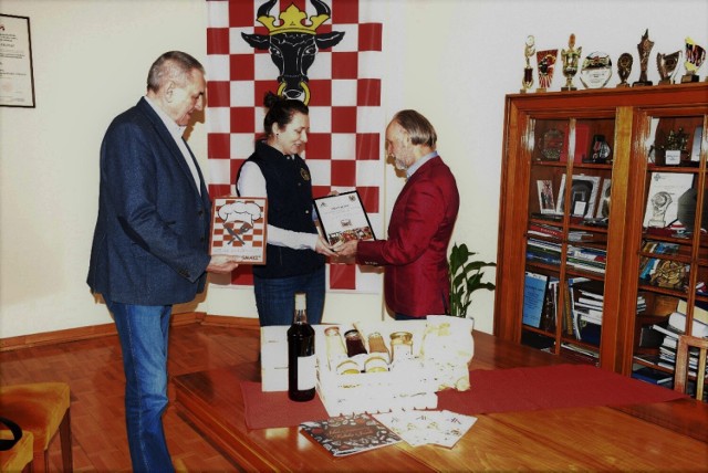 Od lewej stoją: wicestarosta kaliski Zbigniew Słodowy, właścicielka Gospodarstwa Aleksandra Wróblewska i starosta kaliski Krzysztof Nosal