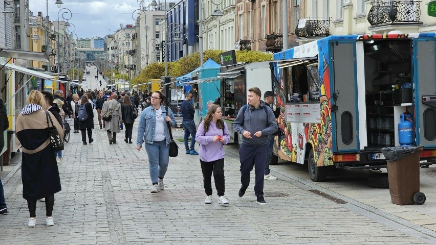 Food Trucki znów opanowały centrum Kielc. Zobacz, co się dzieje w pierwszym dniu Street Food Polska Festival
