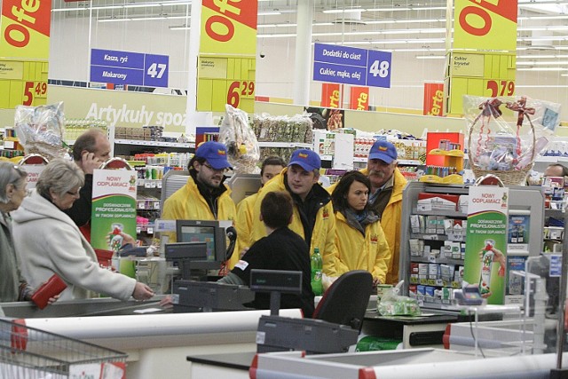 Związkowcy rozdawali ulotki z postulatami pracowników handlu.