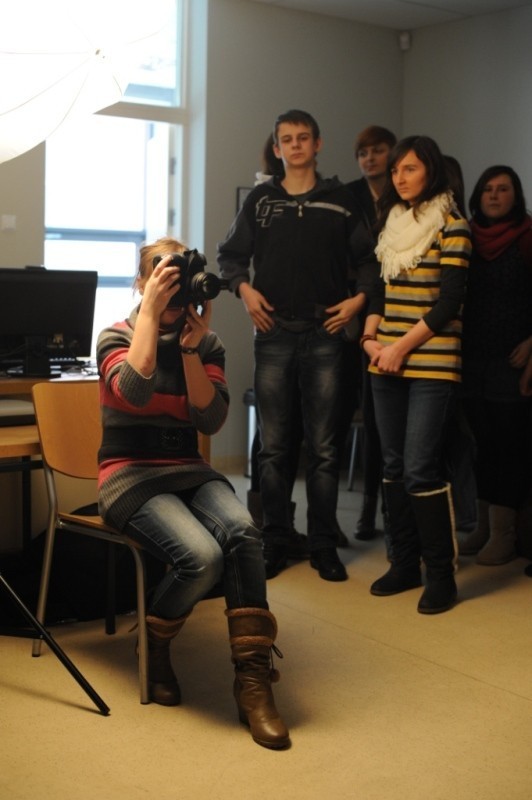 Uczniowie na warsztatach fotograficznych i dziennikarskich