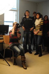 Uczniowie na warsztatach fotograficznych i dziennikarskich