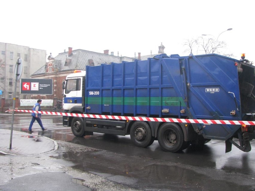 Śmieciarka śmiertelnie potrąciła kobietę w centrum Ostrowa [FOTO]