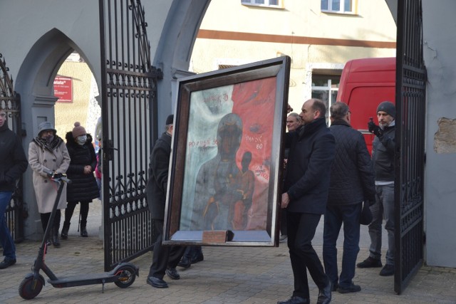 Obraz Matki Bożej Solidarności Robotników przyjechał do Lipna w sobotnie południe (15 stycznia) i już wtedy przyszła spora grupa osób, by przed nim przyklęknąć i się pomodlić.
