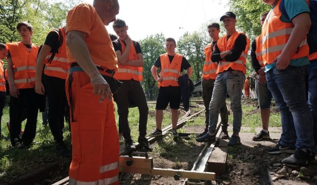 MPK - Łódź zaprosiło grupę trzecioklasistów z gimnazjów na pętlę tramwajową Zdrowie, gdzie prowadzony jest remont torowiska