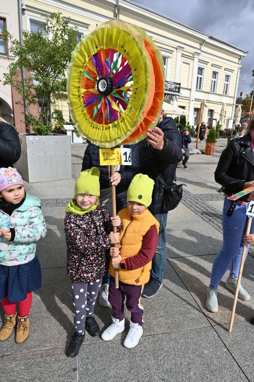 Festiwal Wiatru w Kielcach. Kolorowe wiatraki opanowały kielecki Rynek. Wybrano te najpiękniejsze (ZDJĘCIA)