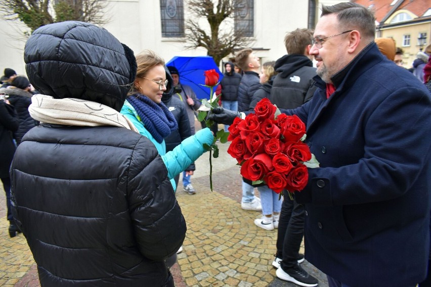 Kwiaty rozdawał burmistrz Łukasz Puźniecki