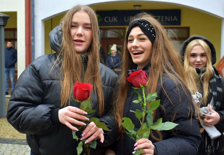 Po tańcu wszystkie panie otrzymały piękne róże