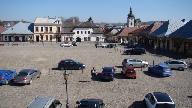 W ciągu dnia łatwo o wolne miejsce parkingowe na starosądeckim Rynku. Kierowcy zostawiają auta  w ciasnych bocznych uliczkach, żeby zaoszczędzić na parkowaniu. Kupcy narzekają na brak ruchu