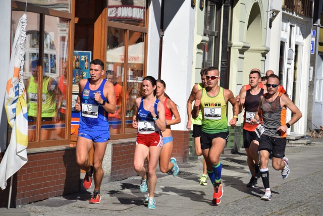 Kadry z pierwszej pętli biegu open ulicami miasta 18. Świebodzińskiej Dziesiątki - sobota, 21 września 2019