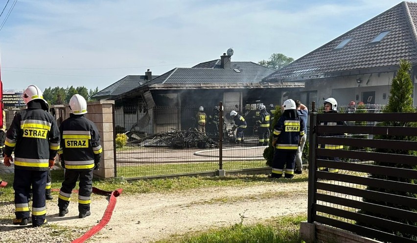 Pożar przy ulicy Krańcowej w Radomsku. Palił się garaż,...