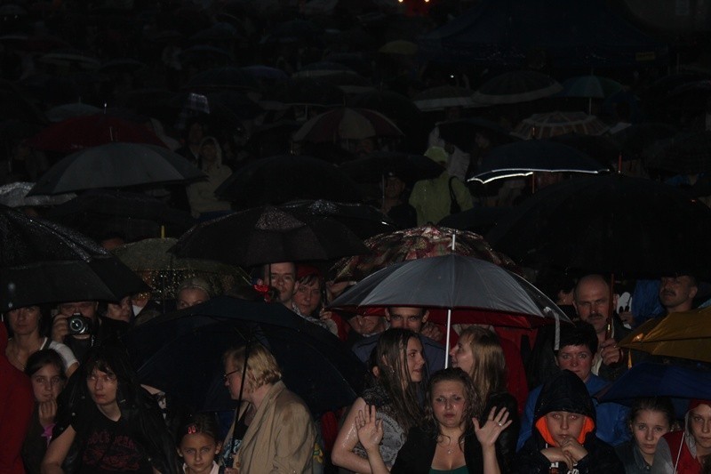 Dni Twardogóry: Burza przegoniła Piaska ze sceny podczas koncertu. Zagrali tylko Czarno-Czarni