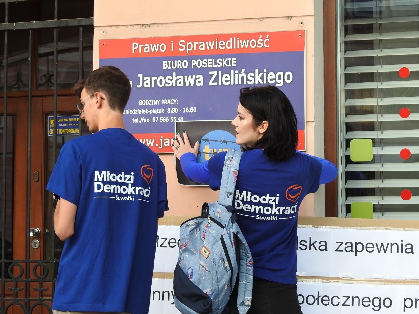 W Suwałkach odbyła się pikieta w sprawie wolnych mediów. Przed biurem posła Jarosława Zielińskiego zebrało się kilkadziesiąt osób [Zdjęcia]