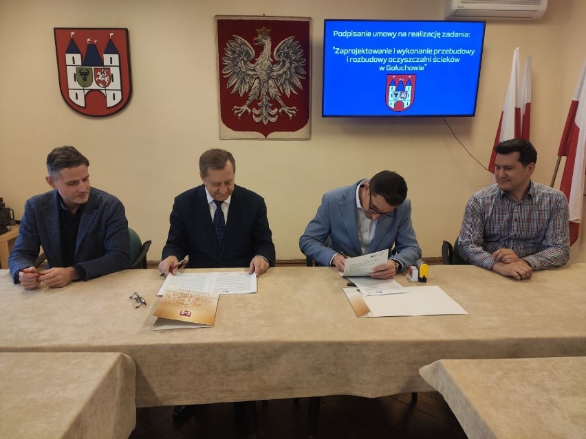 W Urzędzie Gminy w Gołuchowie wójt Marek Zdunek podpisał...