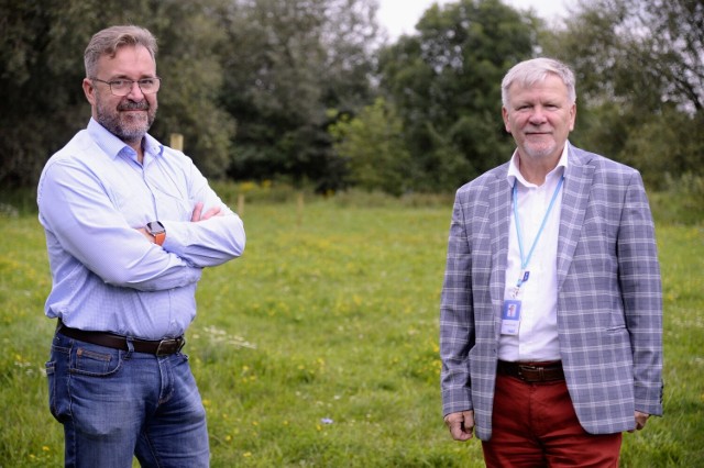 Bartłomiej Nowak (z lewej) i Janusz Gocałek z firmy Talex proponują stworzenie placu zabaw wraz z parkiem 200 metrów od terenu dawnej stacji paliw.
