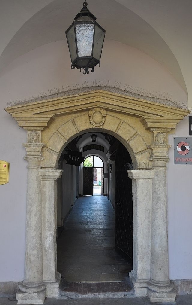 Portal bramy do kamienicy [/quot/]Turobińskiej[/quot/]. Zbudowana został w latach 1604 - 1610 wg projektu Bernarda Moranda przez ordynackie miasto Turobin. Fot. Tadeusz Kowalski