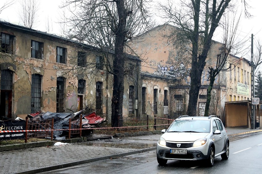 Pożar Metalplastu w Piotrkowie: zgliszcza po pożarze i...