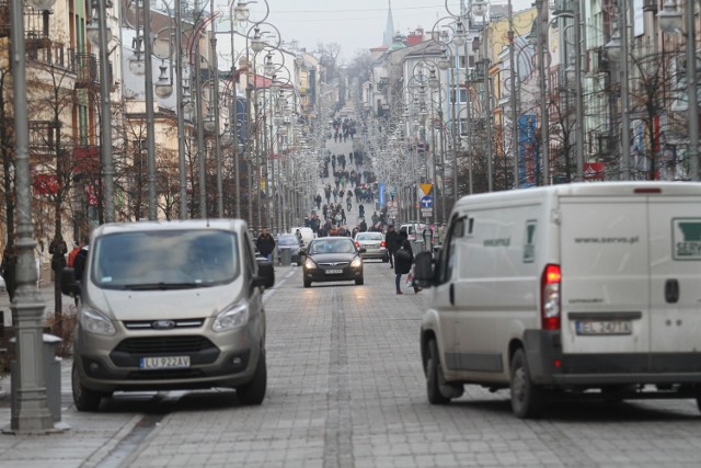 Kierowcom nie przeszkadza, że ulica Sienkiewicza jest  deptakiem, wjeżdżają jeden za drugim z dużą prędkością.