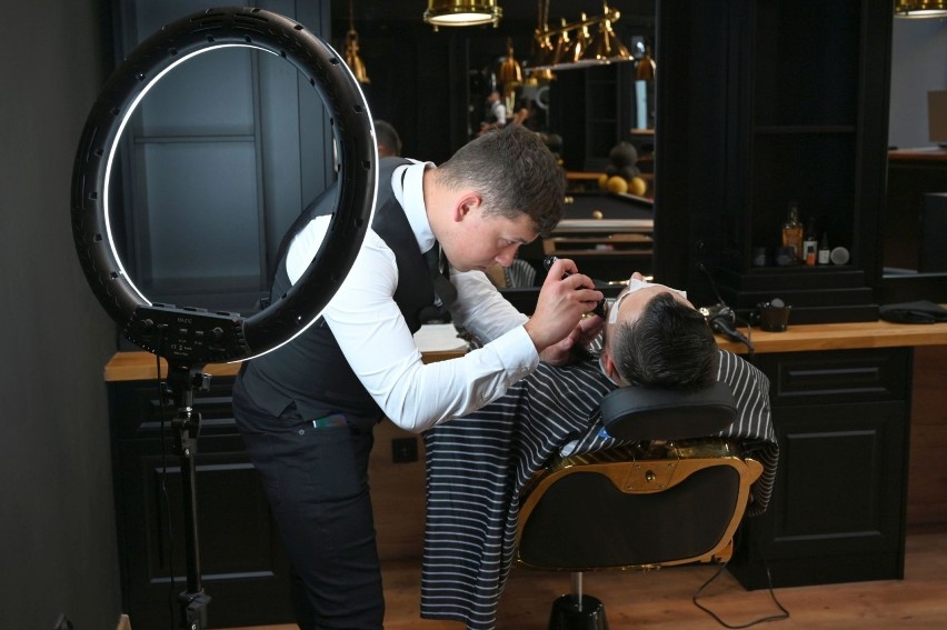 Połączenie złota z czernią i... stół bilardowy. Ekskluzywny Luxuriate Barber Shop działa już w centrum Kielc [WIDEO, ZDJĘCIA]