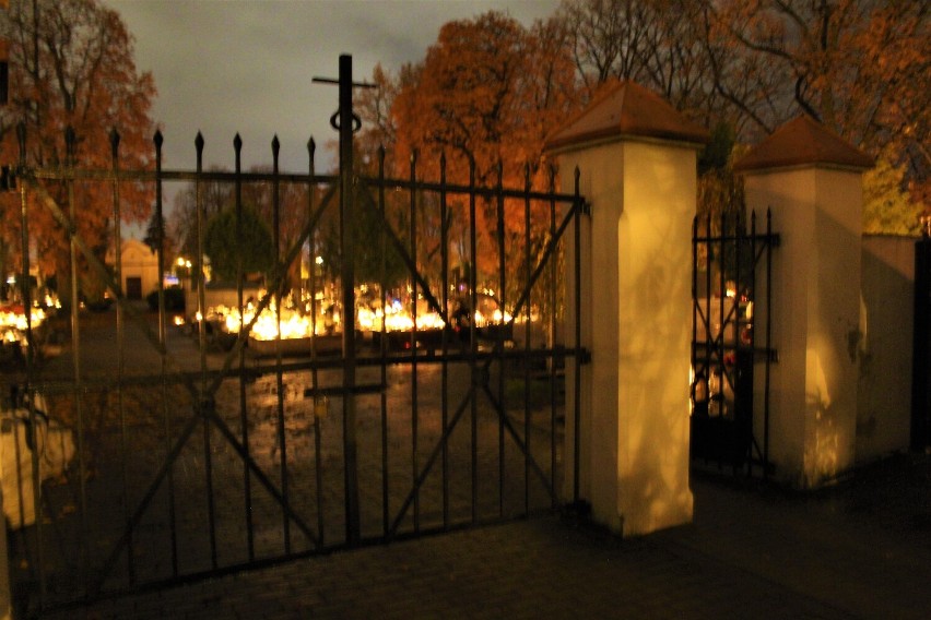 Zaduszki w Łęczycy. Wieczorny spacer po cmentarzu