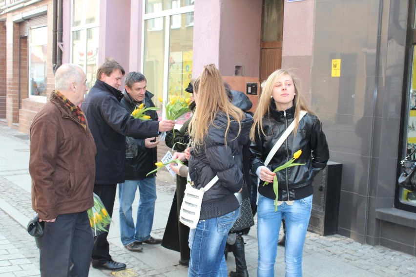 Dzień kobiet w Inowrocławiu. Na ul. Królowej Jadwigi rozdawano tulipany
