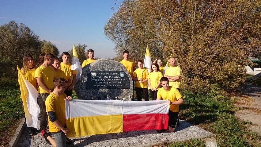 Uczniowie ze szkoły rolniczej ze Zduńskiej Dąbrowy pod Łowiczem celebrowali Dzień Papieski
