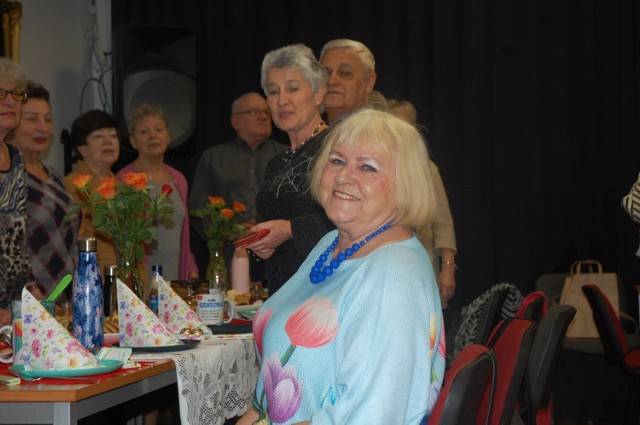 Uroczyście świętowano Dzień Kobiet w Klubie Seniora działającym w Domu Kultury Lokator w Zduńskiej Woli.