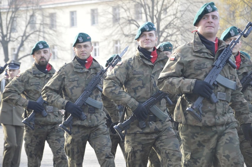 Defilada i awanse dla głogowskich żołnierzy z okazji Święta Niepodległości