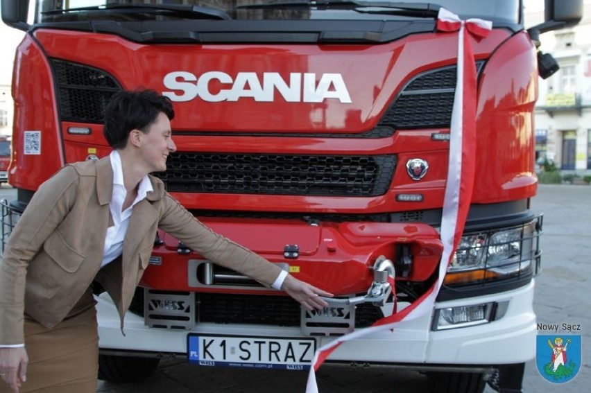 Ludomir Handzel przekazał biegonickim strażakom wóz strażacki