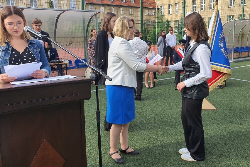 Koniec roku szkolnego w szkołach średnich. Przed uczniami dwa miesiące wakacji 