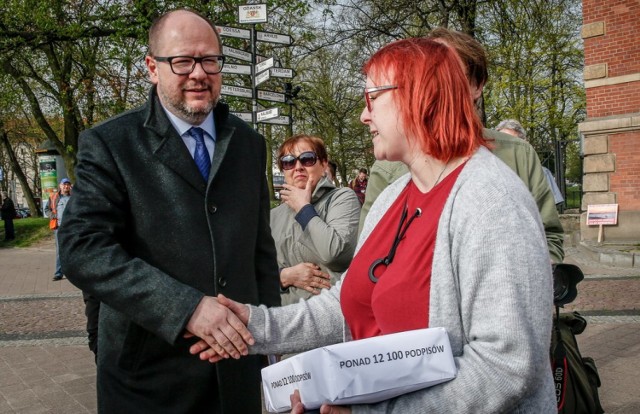 Sesja RMG na żywo. Radni mają zdecydować o losach Stogów. Pikieta przed siedzibą rady