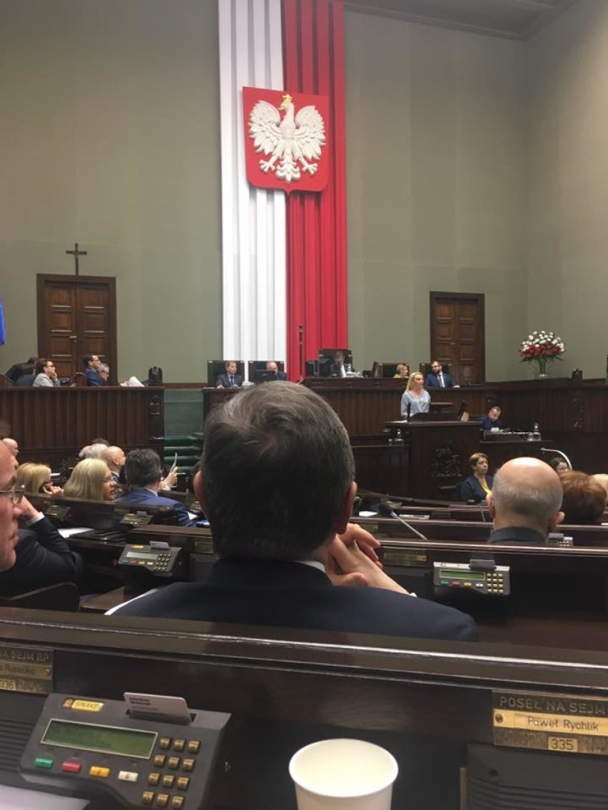 Dodatkowe świadczenie w wysokości 1 100 zł brutto dla emerytów i rencistów uchwalone- chwali się poseł Paweł Rychlik