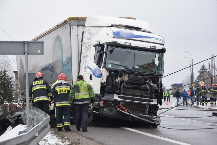 Wypadek na DK78 w Porębie [ZDJĘCIA]. Zderzyły się ciężarówki. Ranny policjant