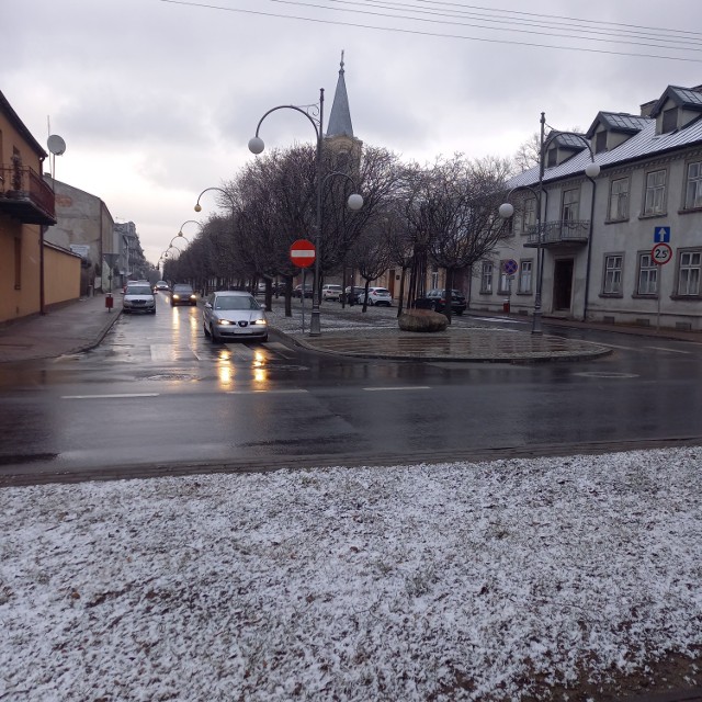 W  Zduńskiej  Woli  sypnęło śniegiem