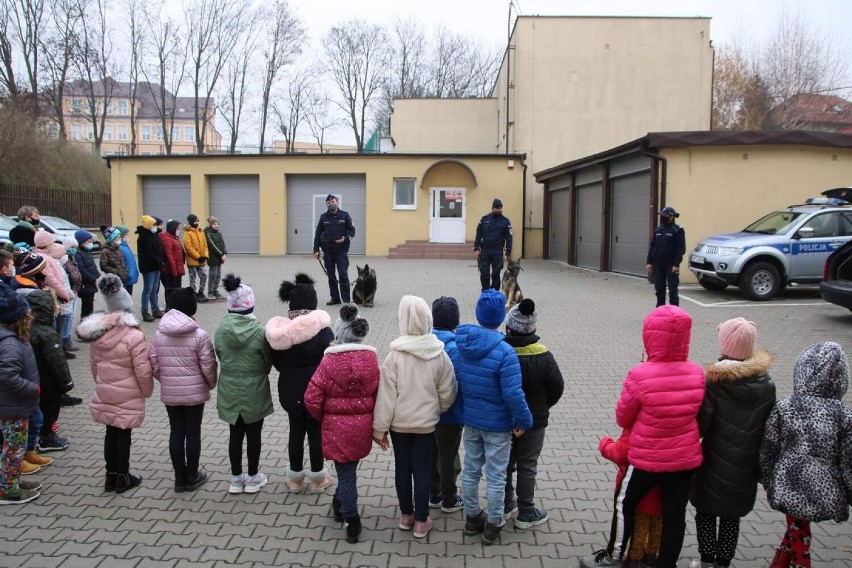 Dzieci ze Szkoły Podstawowej w Paniewie wraz z...