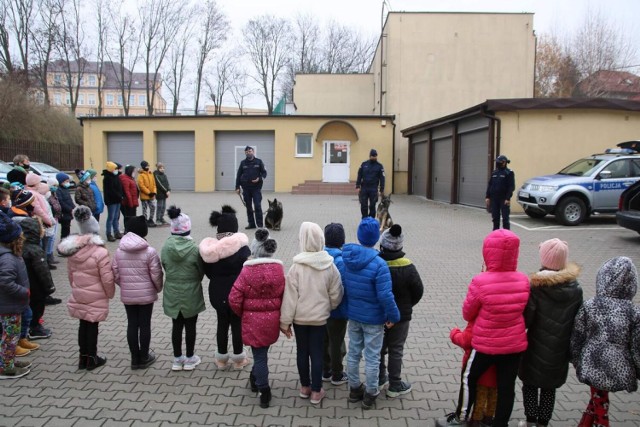 Dzieci ze Szkoły Podstawowej w Paniewie wraz z wychowawczyniami, złożyły wizytę w Komendzie Powiatowej Policji w Radziejowi