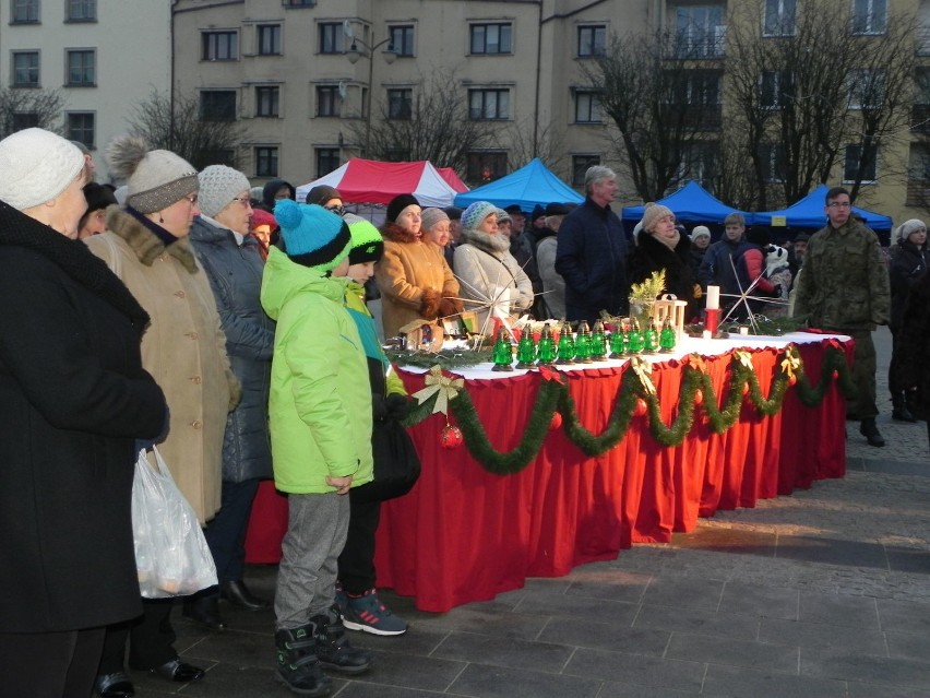Przy wigilijnym stole na Rynku w Ostrowcu Świętokrzyskim.
